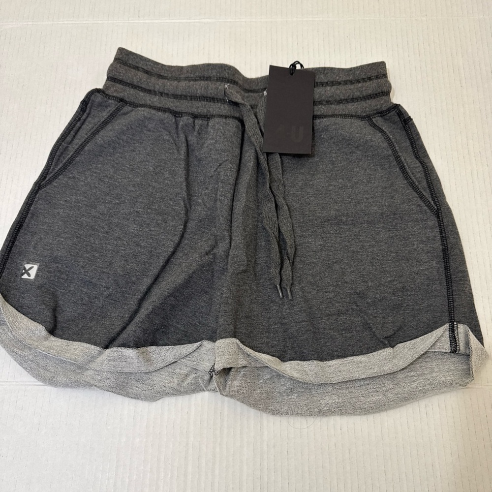 NWT Women’s Performance Shorts Gray Size Medium Sports Shorts with Pockets